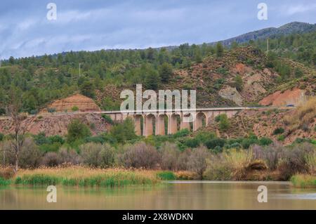 L'image montre un paysage pittoresque avec un pont. Banque D'Images