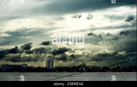 Kolkata, Bengale occidental, Inde. 26 mai 2024. Des nuages de tempête se rassemblent à Kolkata. (Crédit image : © Sandip Saha/Pacific Press via ZUMA Press Wire) USAGE ÉDITORIAL SEULEMENT! Non destiné à UN USAGE commercial ! Banque D'Images