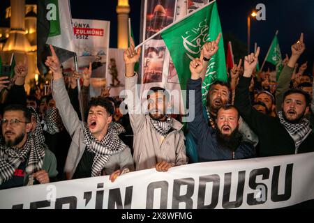 Besiktas, Istanbul, Turquie. 27 mai 2024. Les manifestants crient des slogans lors d’une manifestation de solidarité avec le peuple Rafah qui marche de la mosquée Barbaros Hayrettin Pasa devant le consulat israélien à Istanbul onÂ 27 mai Â 2024. (Crédit image : © Tolga Uluturk/ZUMA Press Wire) USAGE ÉDITORIAL SEULEMENT! Non destiné à UN USAGE commercial ! Crédit : ZUMA Press, Inc/Alamy Live News Banque D'Images