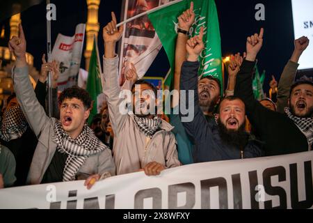 Besiktas, Istanbul, Turquie. 27 mai 2024. Les manifestants crient des slogans lors d’une manifestation de solidarité avec le peuple Rafah qui marche de la mosquée Barbaros Hayrettin Pasa devant le consulat israélien à Istanbul onÂ 27 mai Â 2024. (Crédit image : © Tolga Uluturk/ZUMA Press Wire) USAGE ÉDITORIAL SEULEMENT! Non destiné à UN USAGE commercial ! Crédit : ZUMA Press, Inc/Alamy Live News Banque D'Images