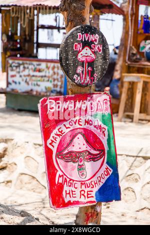 Bars de plage faisant la publicité de la vente de 'champignons magiques' hallucinogènes sur l'île de Gili Trawangan en Indonésie Banque D'Images