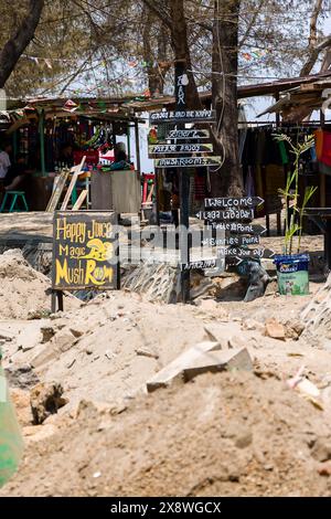 Bars de plage faisant la publicité de la vente de 'champignons magiques' hallucinogènes sur l'île de Gili Trawangan en Indonésie Banque D'Images