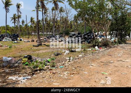 uge quantités de plastique et autres déchets empilés et soufflant dans les rues arrières des îles Gili indonésiennes Banque D'Images