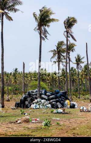 D'énormes quantités de plastique et d'autres ordures empilées et soufflant dans les rues arrières des îles Gili indonésiennes Banque D'Images