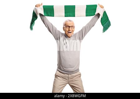 Homme âgé heureux acclamant avec une écharpe verte et blanche isolée sur fond blanc Banque D'Images