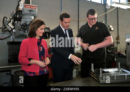 Photo du dossier datée du 02/01/15 du chancelier George Osborne (au centre) et de la candidate parlementaire conservatrice de Telford Lucy Allan rencontrant l'apprenti Jack Betts lors d'une visite à LVS Small Plastic parts à Telford. La députée conservatrice qui quitte le Parlement a quitté le parti et a soutenu le Parti réformiste britannique dans le siège qu'elle quitte. La députée sortante de Telford, Lucy Allan, a déclaré que le réformiste Alan Adams offrirait une alternative à « plus de la même politique et plus de politiciens ». Le Parti conservateur a répondu en la suspendant avec effet immédiat, mais elle a dit qu'elle avait démissionné pour soutenir M. Adams plutôt Banque D'Images