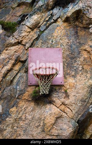 Panier de boule de panier suspendu à une falaise de pierre Banque D'Images