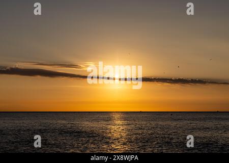 Lever de soleil sur la mer Méditerranée vu de la plage de Torremolinos. Costa del sol, Espagne Banque D'Images