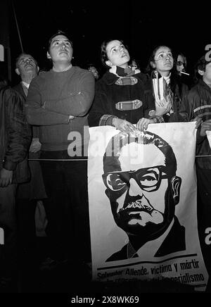 Des membres argentins de la Federación Juvenil Comunista (une branche jeunesse du Parti communiste) participent aux funérailles civiques du président Salvador Allende Gossens Buenos Aires, quelques jours après sa mort lors du coup d’État du général Augusto Pinochet le 11 septembre 1973 à Santiago, Chili. Banque D'Images