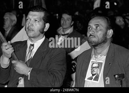 Les partisans du président chilien Salvador Allende Gossens participent aux funérailles civiques de Buenos Aires, quelques jours après sa mort lors du coup d’État du général Augusto Pinochet le 11 septembre 1973 à Santiago, Chili. Banque D'Images