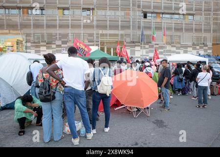 Rome, Italie. 27 mai 2024, Rome, Italie : manifestants pour le droit au logement lors de la manifestation Acampada ''Borghetto Gualtieri'' (petit village de Gualtieri) organisée par les mouvements pour le droit au logement à Rome. Crédit : ZUMA Press, Inc/Alamy Live News Banque D'Images