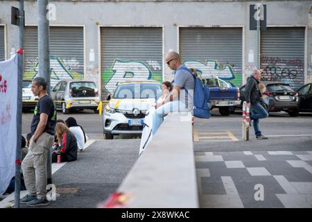 Rome, Italie. 27 mai 2024, Rome, Italie : des manifestants pour le droit au logement attendent pendant la manifestation Acampada ''Borghetto Gualtieri'' (petit village de Gualtieri) organisée par les mouvements pour le droit au logement à Rome. Crédit : ZUMA Press, Inc/Alamy Live News Banque D'Images