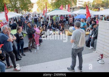 Rome, Italie. 27 mai 2024, Rome, Italie : un militant pour le droit au logement parle aux manifestants lors de la manifestation Acampada ''Borghetto Gualtieri'' (petit village de Gualtieri) organisée par les mouvements pour le droit au logement à Rome. Crédit : ZUMA Press, Inc/Alamy Live News Banque D'Images