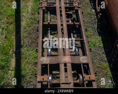 bases de wagons de chemin de fer sur les voies ferrées. Composition vide. Un train sans voitures. Banque D'Images