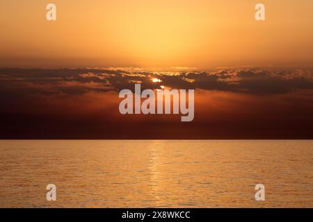 Lever de soleil sur la mer Méditerranée vu de la plage de Torremolinos. Costa del sol, Espagne Banque D'Images