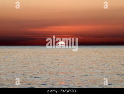 Lever de soleil sur la mer Méditerranée vu de la plage de Torremolinos. Costa del sol, Espagne Banque D'Images