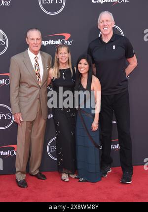 Los Angeles, États-Unis. 27 mai 2024. La légendaire star du basket-ball Bill Walton, 71 ans, est décédée le 27 mai 2024, suite à une bataille contre le cancer,---------------------------------------------------- Rick Barry, Lynn Norenberg Barry, Lori Matsuoka et Bill Walton aux ESPY 2019 qui se sont tenus au Microsoft Theatre le 10 juillet 2019 à Los Angeles, CA. © O'Connor/AFF-USA.com crédit : AFF/Alamy Live News Banque D'Images