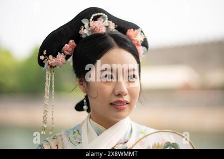 Portrait de belles jeunes dames chinoises portant le costume traditionnel chinois Hanfu / Robe Banque D'Images