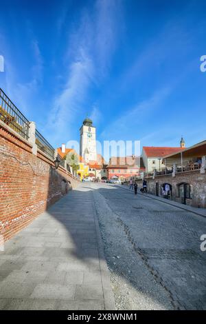 Vue imprenable sur la petite place et la Tour du Conseil dans le centre de la ville de Sibiu. Scène impressionnante de Transylvanie. Localisation : Sibiu, région de Transylvanie, Banque D'Images