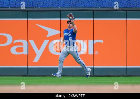 Minneapolis, Minnesota, États-Unis. 27 mai 2024. HUNTER RENFROE (16 ans), le joueur de terrain droit des Kansas City Royals, fait une prise lors d'un match de la MLB entre les Twins du Minnesota et les Royals de Kansas City au Target Field le 27 mai 2024. Les Twins ont gagné 6-5. (Crédit image : © Steven Garcia/ZUMA Press Wire) USAGE ÉDITORIAL SEULEMENT! Non destiné à UN USAGE commercial ! Crédit : ZUMA Press, Inc/Alamy Live News Banque D'Images