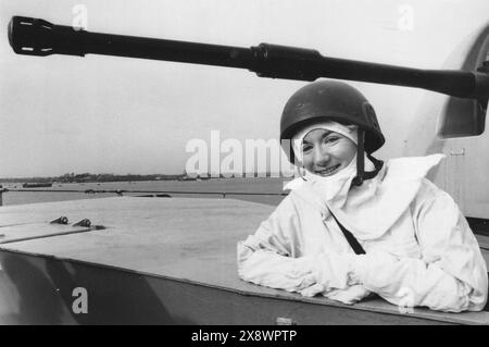 WREN NICOLA BLAKE TESTE UNE COMBINAISON ANTI-FLASH À BORD DU HMS NOTTINGHAM. NICOLA ESSAYAIT LA VIE À BORD DU NAVIRE APRÈS QU'IL A ÉTÉ ANNONCÉ QUE WRENS SERAIT AUTORISÉ À SERVIR EN MER, 1990 PIC MIKE WALKER 1990 Banque D'Images