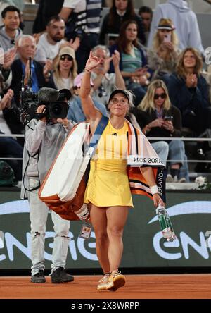 Paris, France. 27 mai 2024. Leolia Jeanjean, de France, quitte le court après son match de premier tour de l’Open de France de Tennis à Roland Garros contre IgA Swiatek, de Pologne en tête de liste, à Paris, France, le lundi 27 mai 2024. Swiatek a gagné 6-1, 6-2. Photo de Maya Vidon-White/UPI crédit : UPI/Alamy Live News Banque D'Images