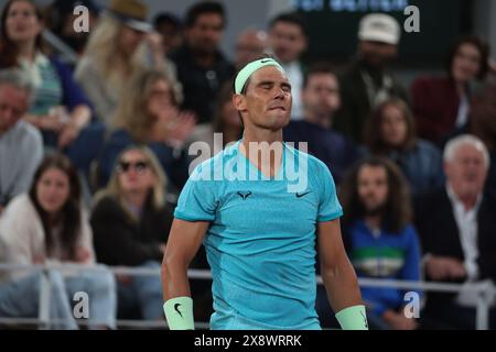 Paris, France. 27 mai 2024. Le grand tennis espagnol Rafael Nadal joue contre le quatrième joueur allemand Alexander Zverev lors de son match de la première ronde de l’Open de France de Tennis à Roland Garros, à Paris, en France, le lundi 27 mai 2024. Nadal a perdu 6-1, 6-2, 6-1 et a quitté le tournoi qu'il a gagné 14 fois dans une défaite d'adieu. Photo de Maya Vidon-White/UPI crédit : UPI/Alamy Live News Banque D'Images