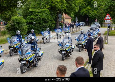 Macron Besuch Der Französische Staatspräsident Emmanuel Macron besucht mit seiner Frau Brigitte, auf Einladung von Bundespräsident , Frank-Walter Steinmeier die Bundesrepublick Deutschland . Ministerpräsident Michael Kretschmer und Gattin Annett Hofmann , Am frühen Montagnachmittag am Schloss Moritzburg BEI Dresden. Bundespräsident Frank-Walter Steinmeier und dessen Frau Elke Büdenbender. Die Motorradstaffel und die Wagenkolonne des Präsidenten. Moritzburg Sachsen Deutschland *** visite de Macron le président français Emmanuel Macron et son épouse Brigitte visitent la République fédérale d'Allemagne à l'in Banque D'Images