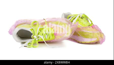 Baskets en couvre-chaussures roses isolées sur blanc Banque D'Images