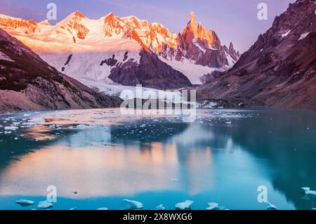 La montagne du Cerro Torre. Le parc national Los Glaciares. L'Argentine. Banque D'Images