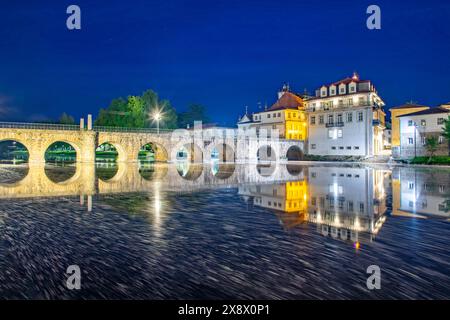 Ponte de Trajano se reflète sur la rivière Tamega à Chaves, Portugal. Banque D'Images