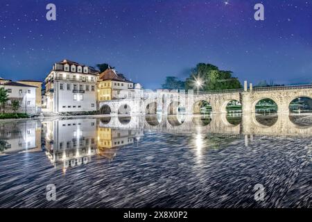 Ponte de Trajano se reflète sur la rivière Tamega à Chaves, Portugal. Banque D'Images