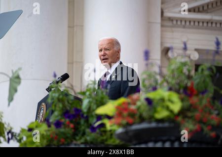 Arlington (États-Unis d'Amérique). 27 mai 2024. Arlington (États-Unis d'Amérique). 27 mai 2024. U. Le président Joe Biden prononce le discours annuel pour célébrer le jour commémoratif national à l'amphithéâtre commémoratif du cimetière national d'Arlington, le 27 mai 2024 à Arlington, en Virginie, aux États-Unis. Crédit : Elizabeth Fraser/U.S. Armée/Alamy Live News Banque D'Images