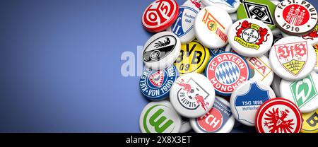 Logos des clubs allemands de football en compétition dans la Bundesliga saison 2024/25 sur un tas sur une table. Copier l'espace. Format de bannière Web Banque D'Images