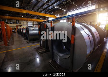 Rouleau de tôles d'acier galvanisées dans l'usine de métallurgie. Banque D'Images