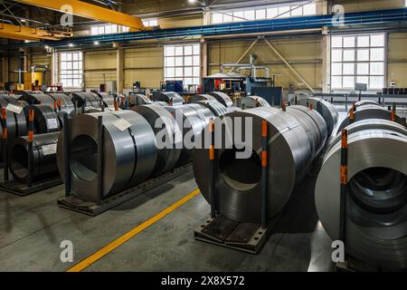 Rouleau de tôles d'acier galvanisées dans l'usine de métallurgie. Banque D'Images