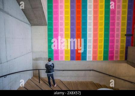 The Weekly Wall , Jenny Holzer, installation artistique à la Tate Modern, Londres, Royaume-Uni Banque D'Images