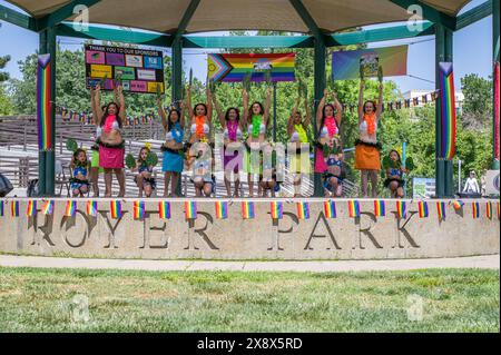 Les danseurs de la Manuia Polynesian Review se produisent sur la scène extérieure du festival placer Pride à Royer Park. Banque D'Images