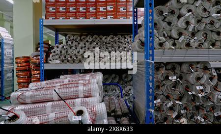 Stock de rouleaux sur les étagères de stockage. Créatif. Matériau isolant en rouleaux à l'entrepôt. Banque D'Images