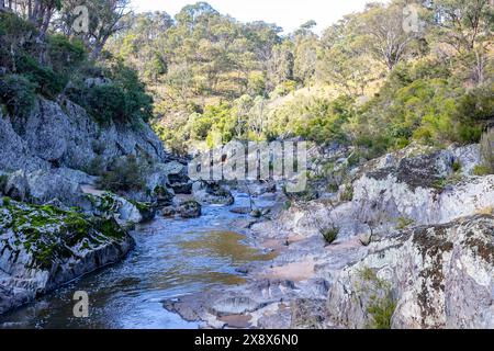 Rivière Wollemombi dans le parc national d'Oxley Rivers, qui coule vers la deuxième plus grande cascade d'Australie, Nouvelle-Galles du Sud, Australie Banque D'Images