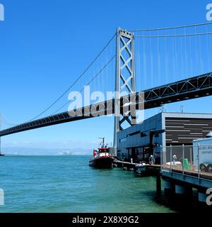 Le San Francisco Bay Bridge vu depuis l'embarcadère 22.5, qui abrite la Fireboat Station numéro 35, qui fait partie du service d'incendie et des services publics de la ville. Banque D'Images