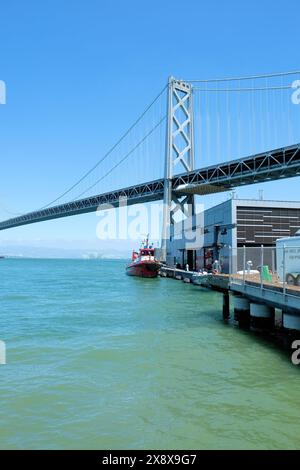 Le San Francisco Bay Bridge vu depuis l'embarcadère 22.5, qui abrite la Fireboat Station numéro 35, qui fait partie du service d'incendie et des services publics de la ville. Banque D'Images