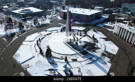 Vue de dessus du monument de fusée en hiver. Créatif. Monument de fusée sur la place de la ville le jour ensoleillé d'hiver. Monument à grande échelle au vol spatial avec fusée Banque D'Images