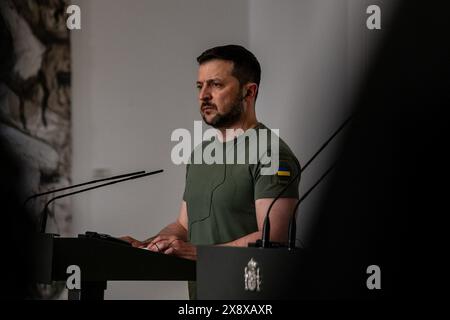 Madrid, Espagne. 27 mai 2024. Le président ukrainien Volodymyr Zelensky donne une conférence de presse conjointe avec le premier ministre espagnol lors de la signature d'un accord de sécurité au Palais de la Moncloa à Madrid. VolodÌmir Zelenski, Président de l'Ukraine, a visité les installations du Palais Moncloa à Madrid, où il a été reçu par le Président du Gouvernement espagnol, Pedro Sanchez. La visite s'inscrit dans le cadre d'une visite officielle pour signer des accords avec l'Espagne. (Photo de David Canales/SOPA images/SIPA USA) crédit : SIPA USA/Alamy Live News Banque D'Images