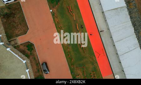 Vue aérienne par drone du remblai de la rivière de la ville. Agrafe. Paysage urbain avec des gens qui marchent. Banque D'Images