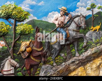 La ville de Guatape est un petit village peint en couleurs et connu pour ses scènes de Zocalos ou bas relief - Colombie Banque D'Images