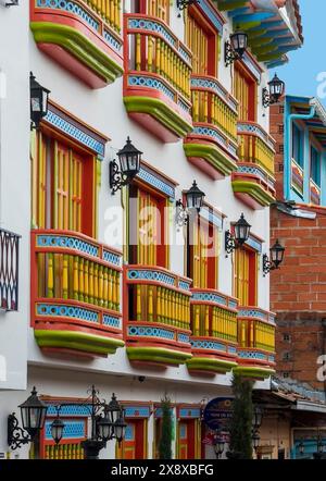 Fenêtres magnifiquement peintes avec une architecture traditionnelle dans la ville pittoresque de Guatape - Colombie Banque D'Images