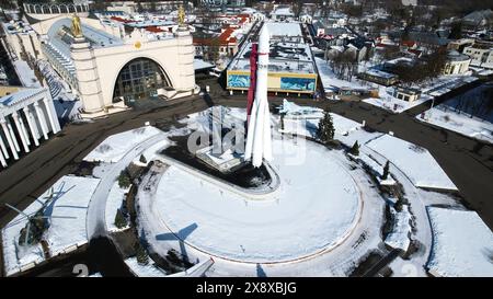 Vue de dessus du monument de fusée en hiver. Créatif. Monument de fusée sur la place de la ville le jour ensoleillé d'hiver. Monument à grande échelle au vol spatial avec fusée Banque D'Images