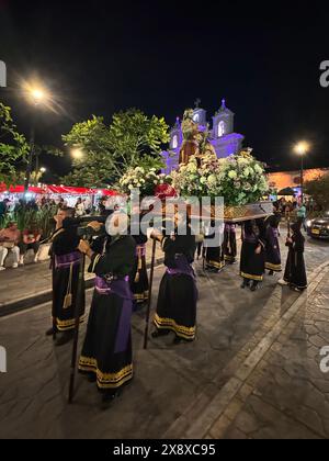 Semana Santa ou semaine de Pâques est célébrée dans la ville de Retiro avec une procession à travers les rues portant des statues représentant l'histoire de la vie de Jès Banque D'Images