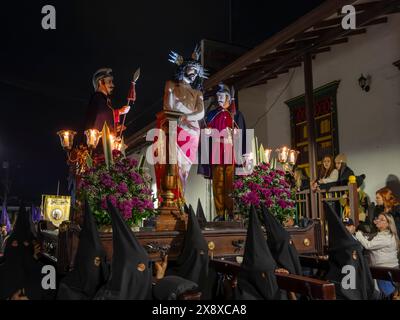 Semana Santa ou semaine de Pâques est célébrée dans la ville de Retiro avec une procession à travers les rues portant des statues représentant l'histoire de la vie de Jès Banque D'Images